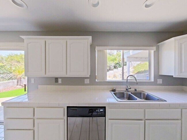 Building Photo - 617 E Avenida San Juan
