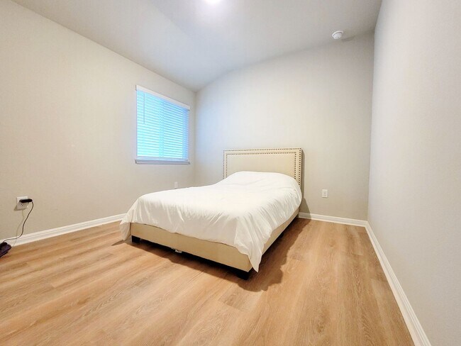 Building Photo - Spacious 4-Bedroom, 2-Bathroom Single Family Home in Austin!