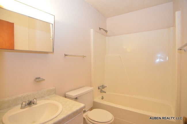 Building Photo - 2 Bedroom Duplex - Section 8 OK!