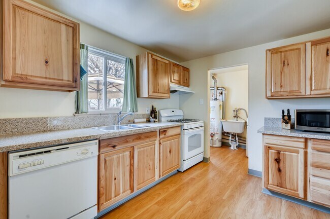 Building Photo - 216 S Irving St