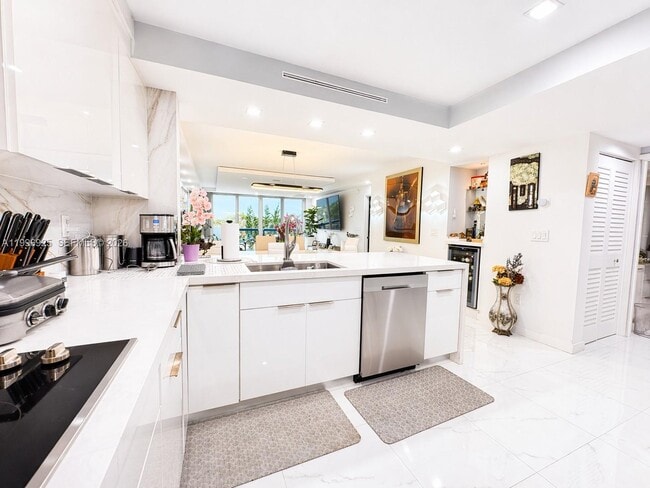 Building Photo - 2370 NE 135th St