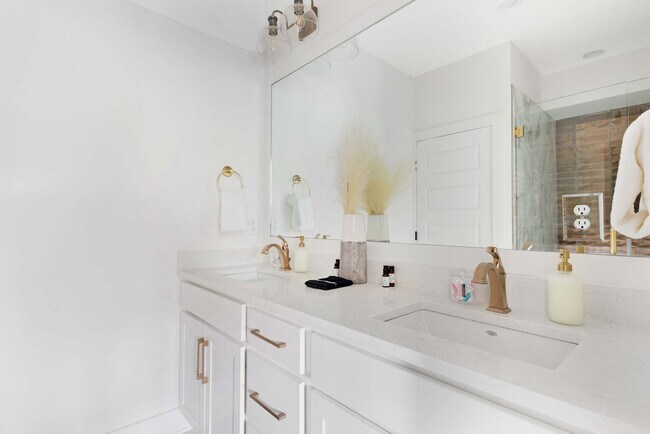 Building Photo - 915 Ramsey St