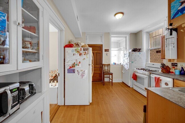 Building Photo - 1240 W Cornelia Ave