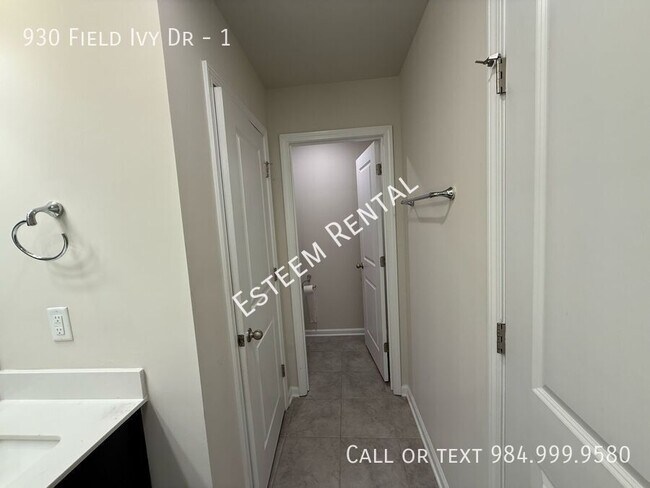 Building Photo - 930 Field Ivy Dr