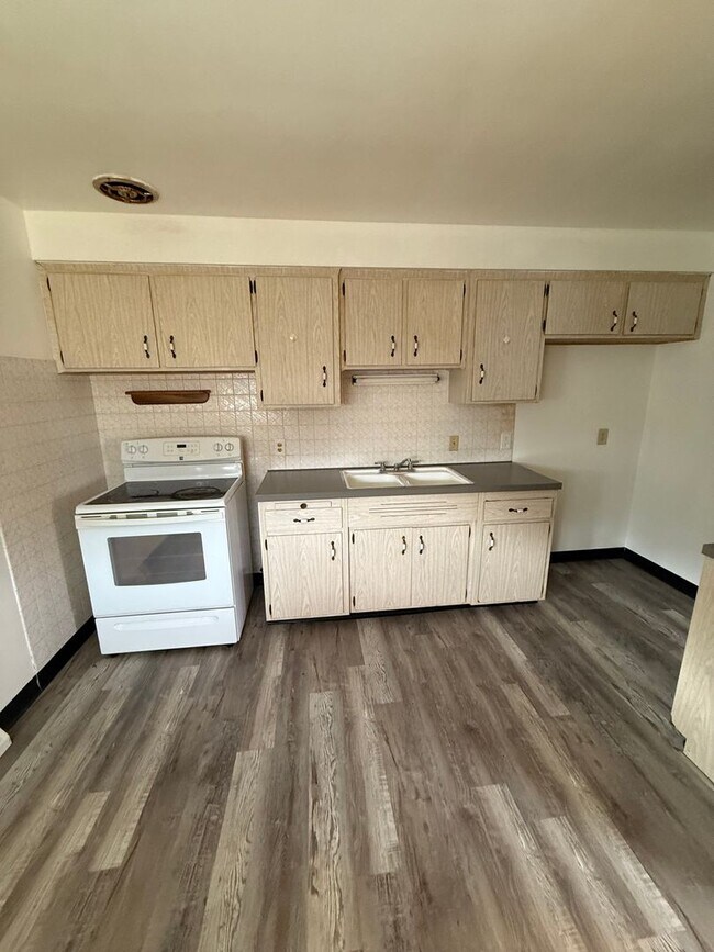 Building Photo - Maple Heights 3 Bed Rach includes water/sewer