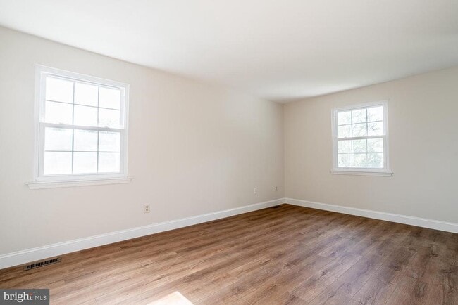 Building Photo - 10 Honey Locust Ln