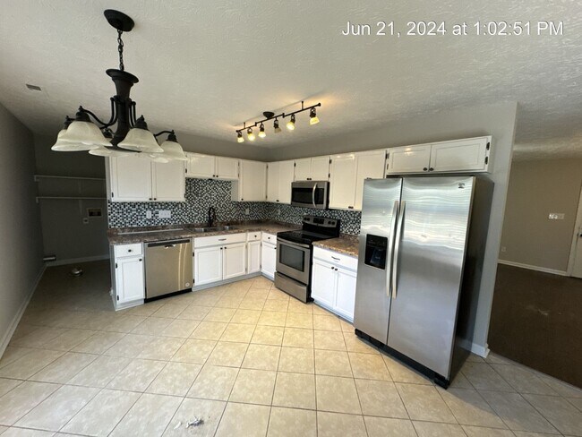 Building Photo - 5032 Shimmer Dr