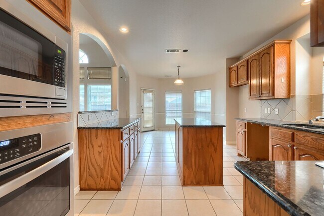 Building Photo - Stunning 5-Bedroom Home with Spacious Back...