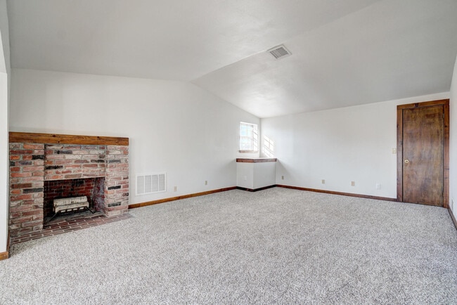 Building Photo - Beautiful 2 bed Ranch style home on 5 acres!