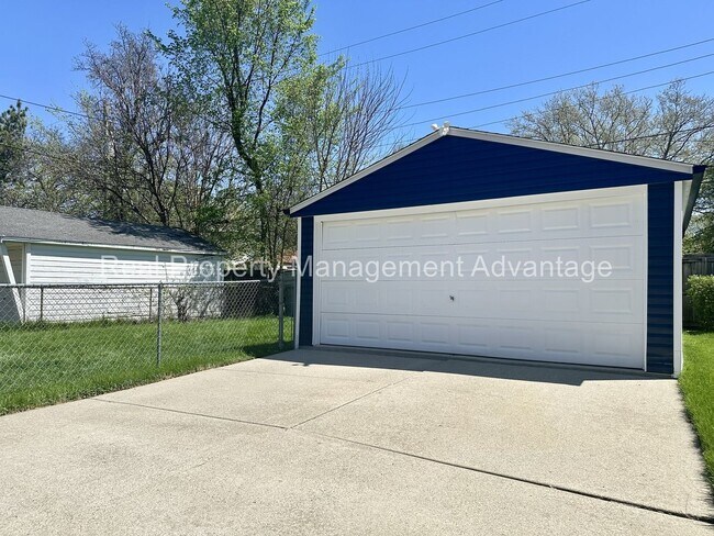 Building Photo - Beautifully Updated 2-Bedroom Home w/ 2-Car Garage Near Martin Road Park!