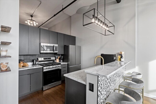 Building Photo - 1224 W Van Buren St