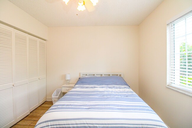 Building Photo - ** 2/2 FIRST FLOOR EMERALD LAKES BEAUTY RE...