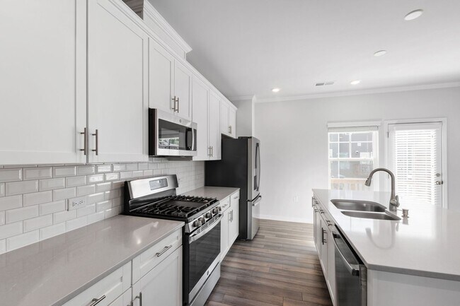 Building Photo - Bright, Spacious & Move-In Ready Townhome ...