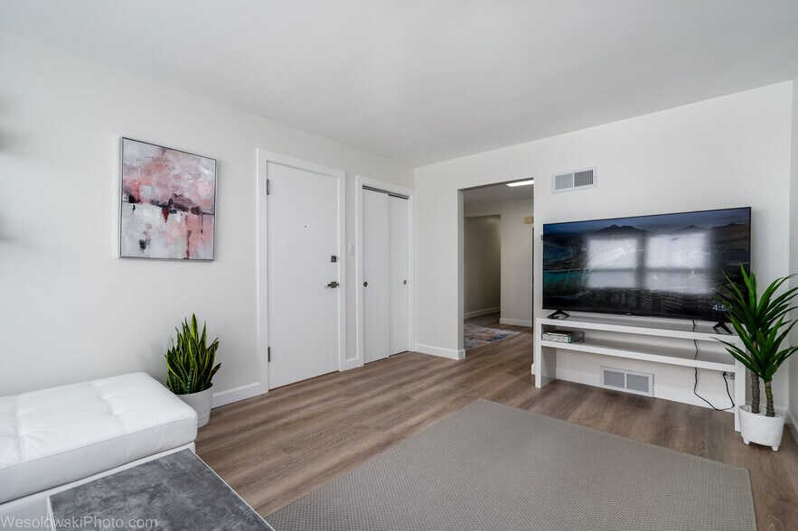 Fully furnished 1 or 2bd, parking, balcony, AC, Laundry - 9003 Bronx Ave