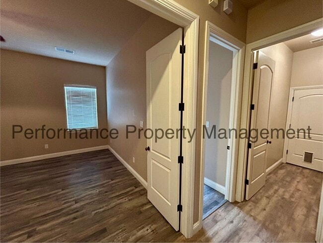 Building Photo - Stunning 4 Bed/ 2 Bath NW Bakersfield Home...