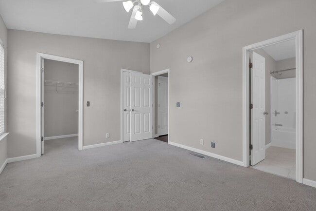 Building Photo - Donelson townhouse, 2 minutes from the lak...