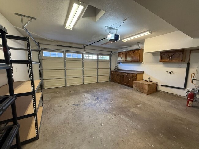 Building Photo - 3 bedroom, 1 1/2 bath home in Thousand Oaks