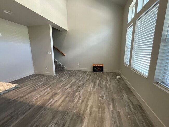 Building Photo - 2 bedroom 2 1/2 bath 2 car garage small dog friendly