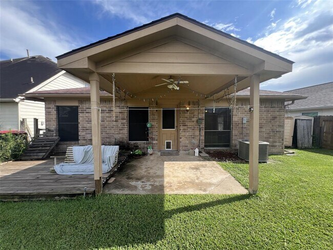 Building Photo - 7430 Village Lake Dr