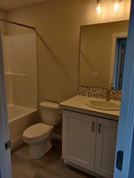 2nd full bathroom - 3893 SE 81st Ave