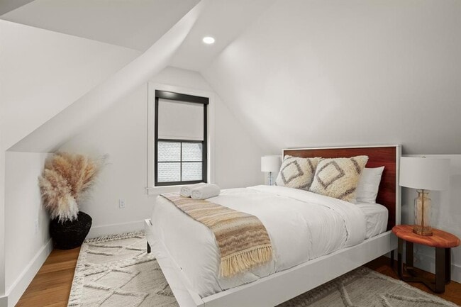 Building Photo - 2005 E 8th St