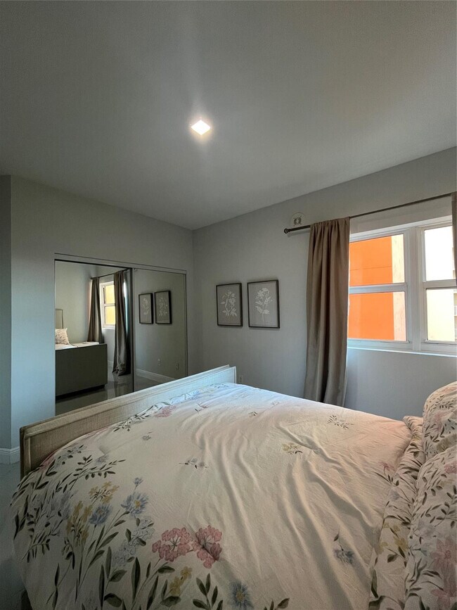 Building Photo - 2650 Lake Shore Dr