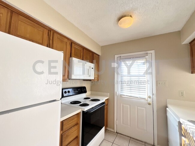 Building Photo - Lovely 2-Story 2/2.5 Condo in Denton For Rent!