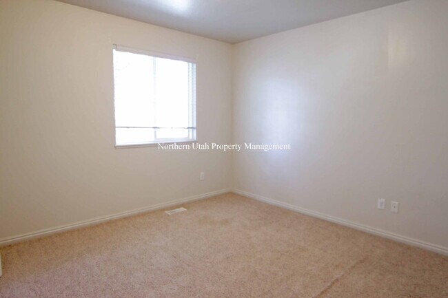 Building Photo - 2 Bed, 2 Bath Townhome