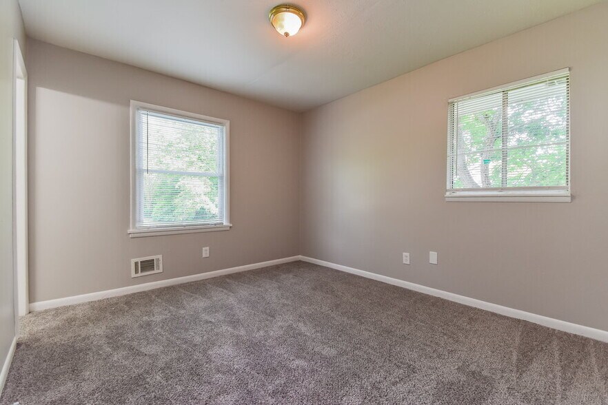 Building Photo - 6681 Green Meadows Ln