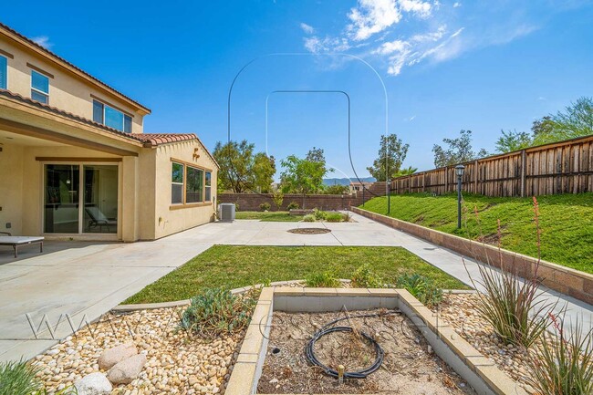 Building Photo - Stunning  Two-Story 4 Bed/3 Bath Home in B...