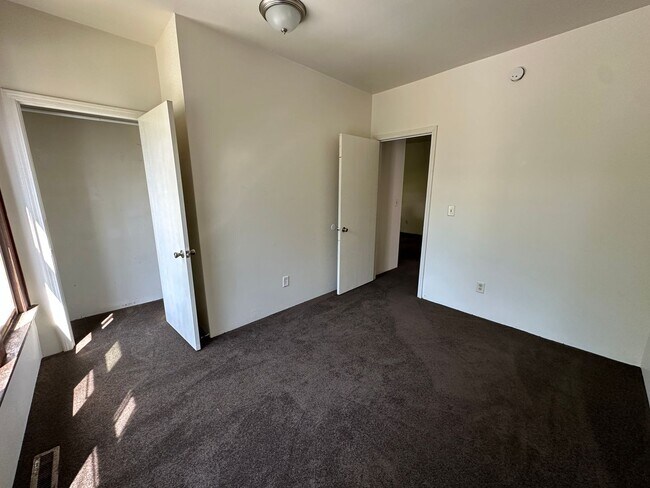 Building Photo - Affordable Lower Unit Close to Downtown