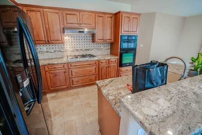 Building Photo - Stunning 5-Bedroom Home with Community Poo...