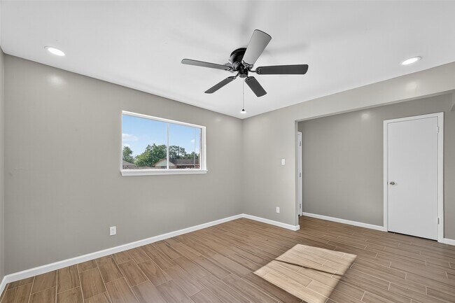 Building Photo - 5126 Denoron Dr
