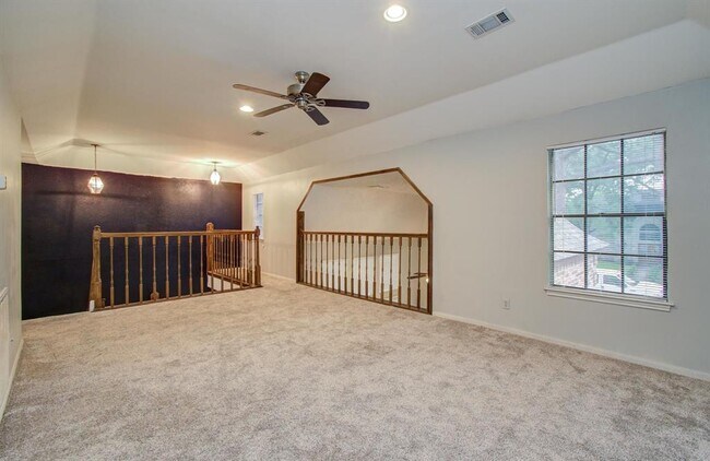 Building Photo - 5339 Holly View Dr
