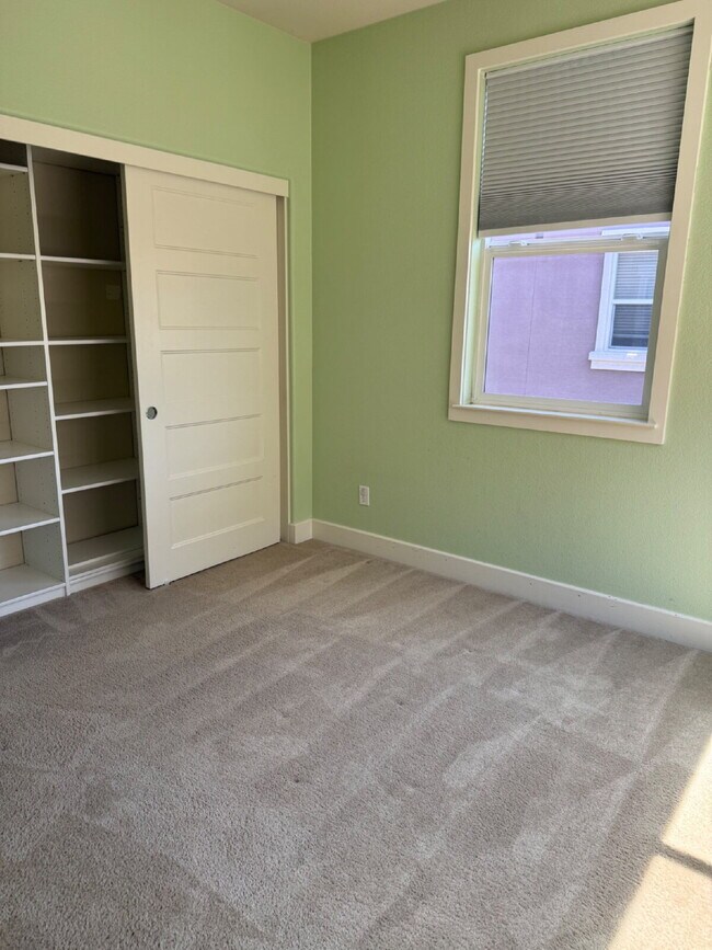 Building Photo - Gorgeous 4 Bed, 3.5 Bath End Unit Townhome in Perfect Dublin Location