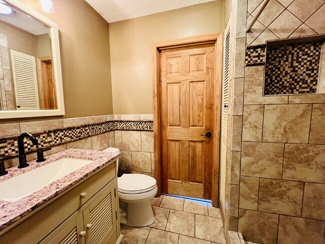 Building Photo - Charming 3-Bed, 2-Bath Home with back yard...