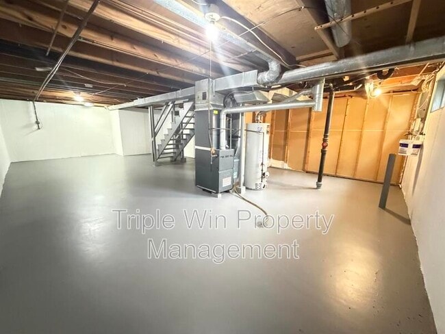 Building Photo - 2450 Jenkee Dr