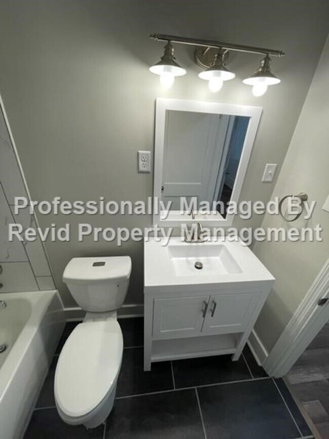 Building Photo - *FIRST MONTH RENT FREE* Freshly Renovated ...
