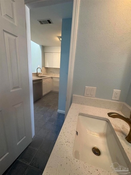 Building Photo - 5001 Grande Dr
