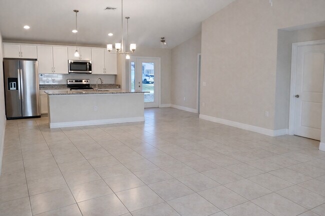 Building Photo - 2600 NW 4th Ave