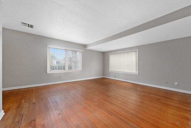 Building Photo - Updated 3/2 House with Bonus Room in Lake ...