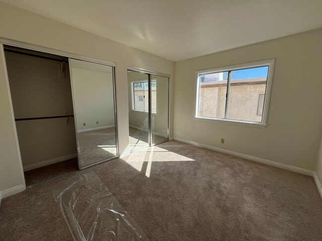 Building Photo - Pet Friendly, 3+2 w/balcony, parking + in-...