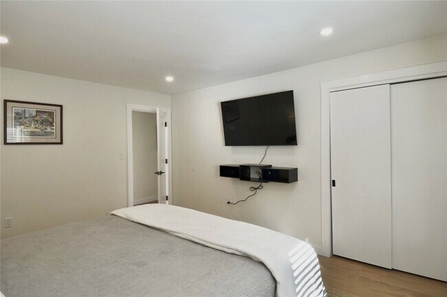 Building Photo - 422 Avery St