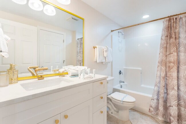 Building Photo - 10811 Front Beach Rd