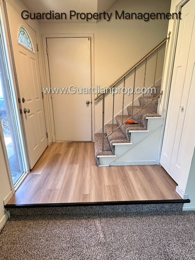 Building Photo - Renovated Burnsville Town Home, 2 Car Garage, W/D in Unit, Walk Out Patio, Dishwasher