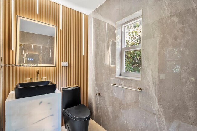 Building Photo - 2350 SW 26th St