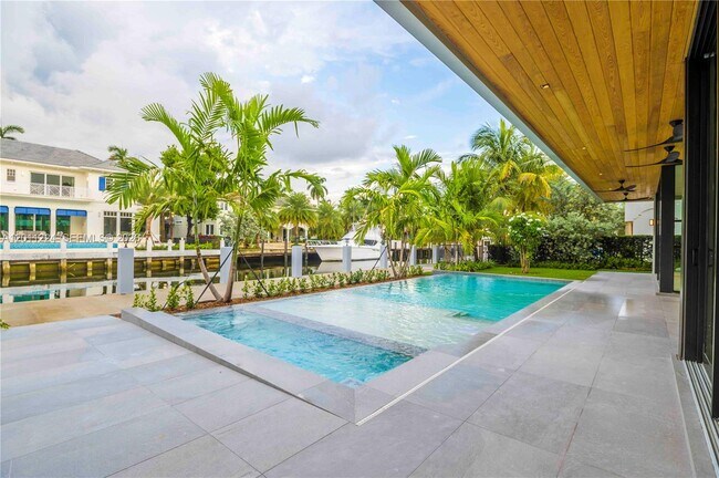Building Photo - 401 Royal Plaza Dr