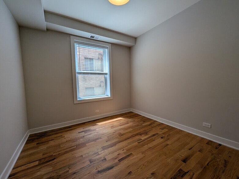Building Photo - 650 W Wrightwood Ave