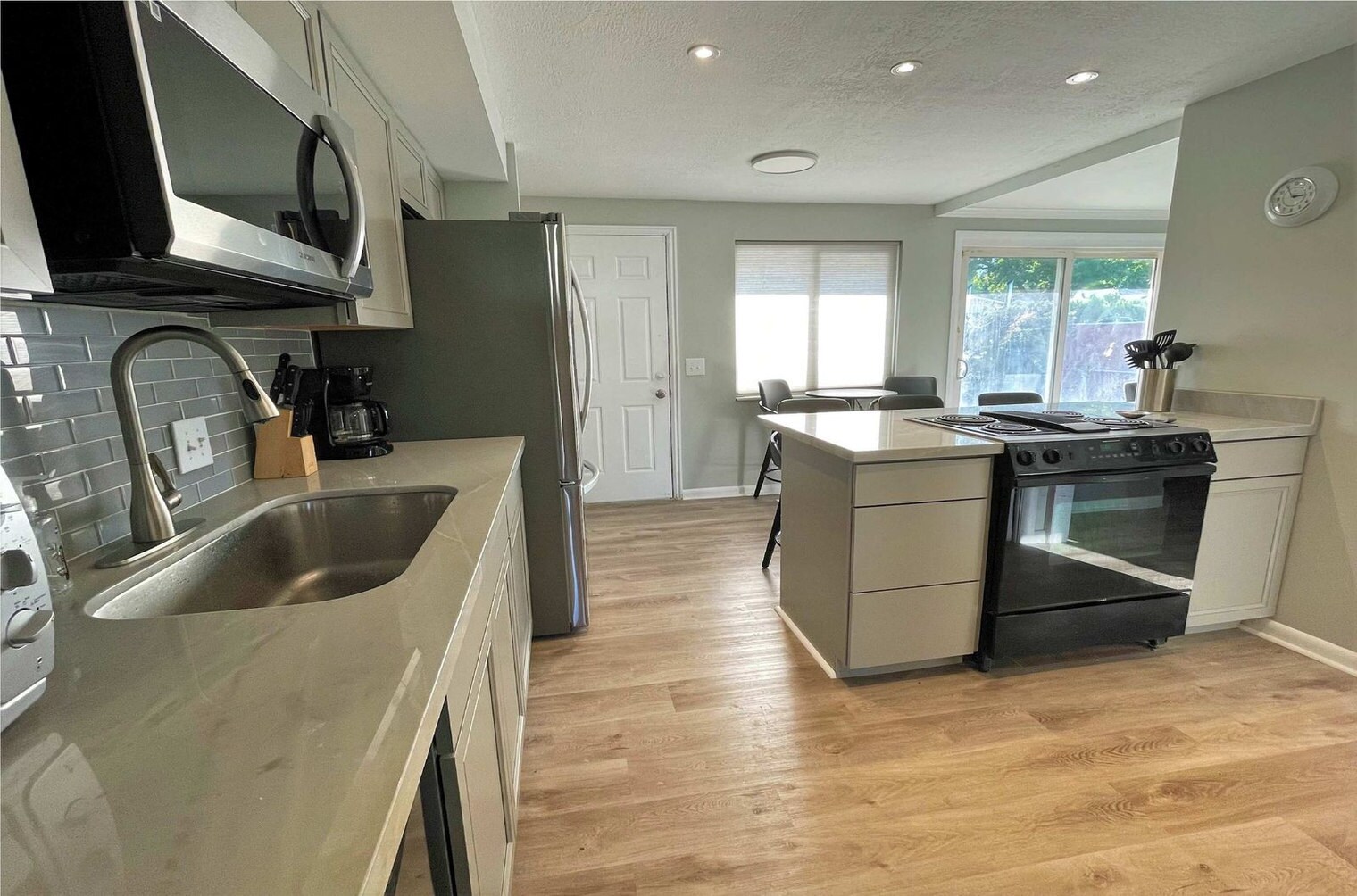 Building Photo - 10499 S Carnation Dr