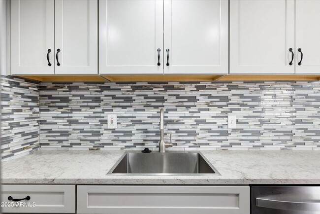 Building Photo - GORGEOUS Updated 2 bedroom Condo in Old To...